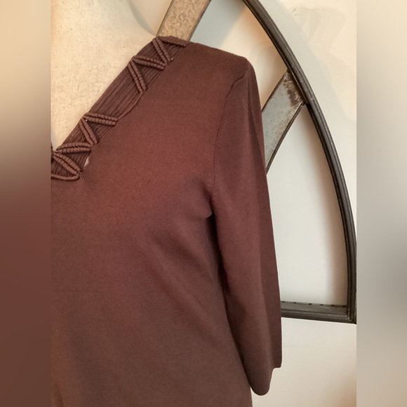 CABLE & GAGE Chocolate Brown 3/4 sleeve Stretchy Top w/Open Neckline Detail - Picture 3 of 10